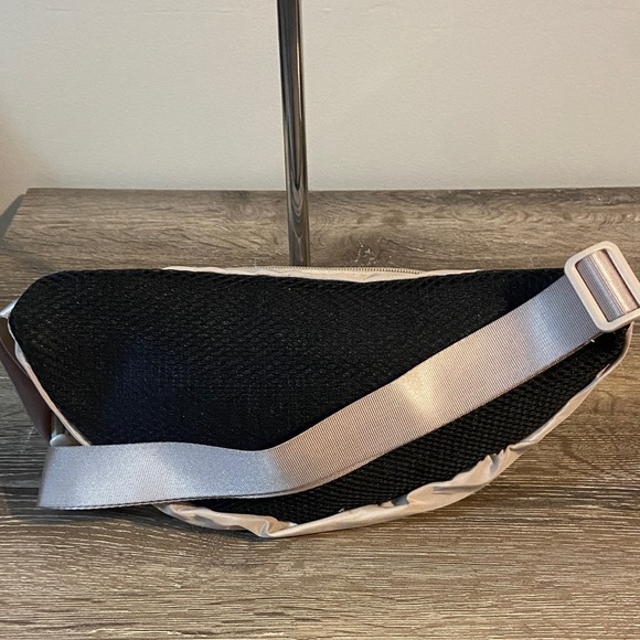 RBX Active NWOT Women's or Men’s Tan Waist or Crossbody Bag 8.5x6x1.5 3 Pockets - Picture 5 of 10